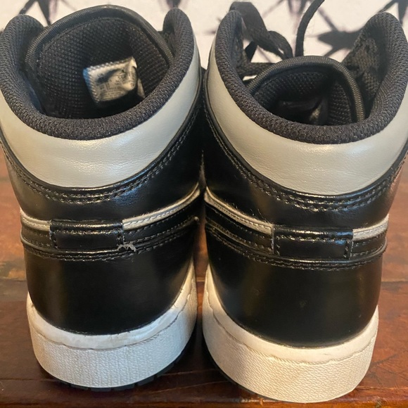 Jordan 1 Mid Basketball Shoe - Picture 9 of 12